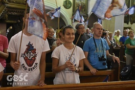 Grupa czwarta obrała sobie za patrona św. Jana Pawła II. Jest on obecny nie tylko w relikwiach, ale i na flagach, które mają ze sobą.