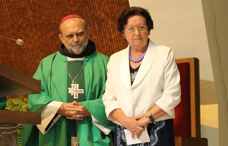 Misjonarze: Zofia Kusy i bp Tadeusz Zbigniew Kusy w bielskim kościele św. Maksymiliana.