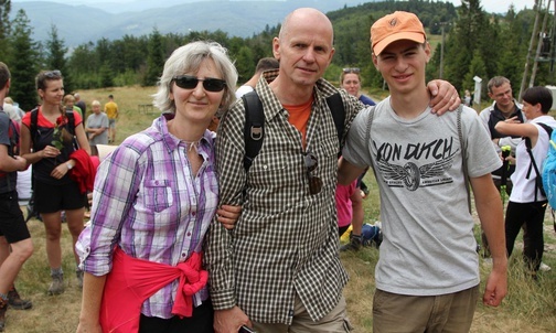 Agata i Tadeusz Ogonowscy z synem Szymonem mieszkają w Kanadzie. Na Ewangelizacji w Beskidach świętowali 21. rocznicę ślubu.