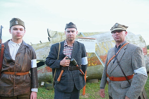 Zabawa. Rekonstruktorzy z SRH Wrzesień 39 przy historycznym samolocie. Z prawej Jacek Skrabot.