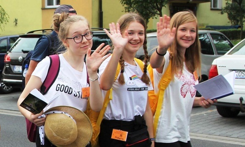 Nastolatki spod Tarnowa - Natalia, Monika i Gabi idą zachecone przez ciocię Ulę Palkę z Gorozwa koło Chrzanowa.