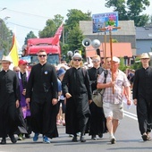 Alumni i ks. Grzegorz Lipiec z pątnikami z kolumny skarżyskiej.