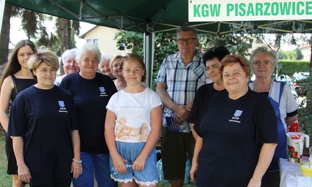 Gospodynie z Pisarzowic, niezastąpiony pan Grzesiu Klecha i młode wolontariuszki tym razem gościli pątników w Wilamowicach.