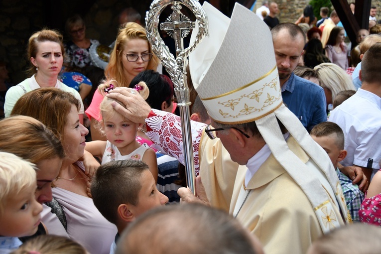 Wprowadzenie relikwii świętych dzieci fatimskich do sądeckiej fary