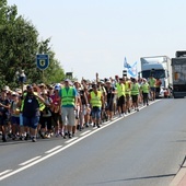 Pierwsze kilometry marszu wiodły przez bardzo ruchliwą Drogę krajową nr 12. Dużo odpowiedzialnej pracy miały służby kierowania ruchem.