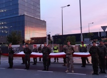 Katowice. Żołnierze wzięli udział w nocnych próbach defilady w centrum miasta. Ruch przywrócony