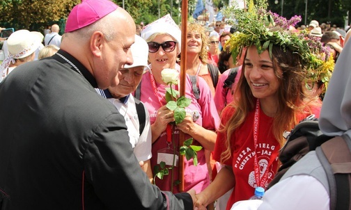 Bp Piotr Greger witał pielgrzymów jasnogórskich u celu ich wędrówki.