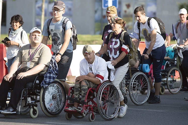 ▲	500 osób niepełnosprawnych, ich przyjaciół, więźniów i osób bezdomnych po raz 28. wyruszyło pieszo i na wózkach inwalidzkich do Częstochowy.