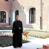 O. Marcin Szafors, dyrektor centrum, w Rajskim Ogrodzie w atrium klasztoru.