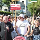 ▲	Biskup na czele pątników wyruszających z Hałcnowa.