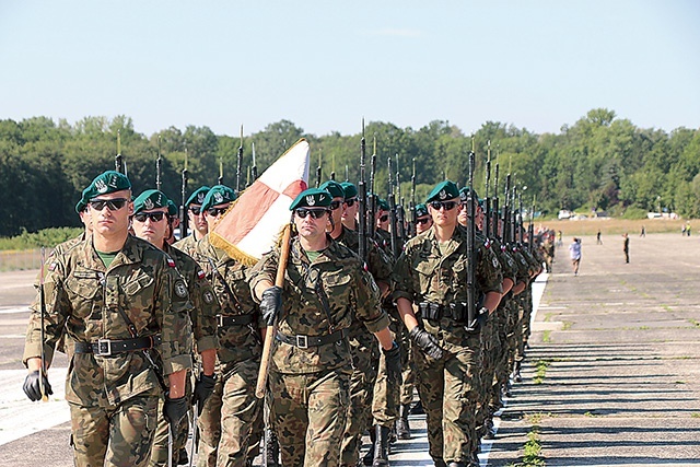 ▲	Żołnierze z jednostek z całego kraju, zanim pojawili się na trasie marszu, ćwiczyli defilowanie na płycie lotniska Muchowiec codziennie przez pięć godzin.