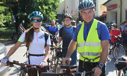 Ks. Kazimierz Walusiak (z prawej) - duchowy przewodnik andrychowskich pielgrzymów rowerowych.
