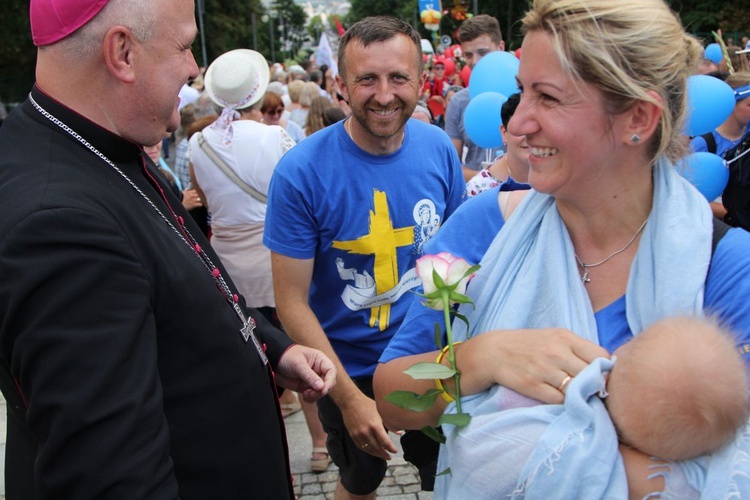 Sara Leonarczyk śpi w ramionach mamy Marzeny, która wita się z bp. Piotrem Gregerem na Jasnej Górze. Z tyłu idzie tata Mariusz.