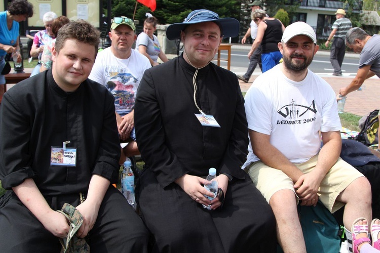 Od prawej: ks Grzegorz Jabłonka - SDS, diakon salwatoriański - Karol Koszyl i kleryk Karol Matecki.