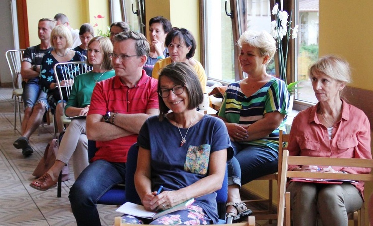 Uczestnicy Letniej Szkoły Biblijnej u hermanickich dominikanów.