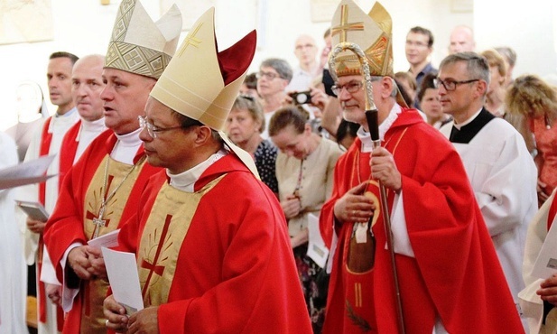 Abp Grzegorz Ryś, bp Piotr Greger i bp Clemens Pickel - przewodniczący Eucharystii ku czci św. Teresy Benedykty od Krzyża, w oświęcimskim Karmelu.