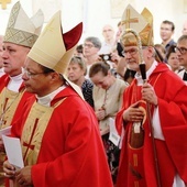 Abp Grzegorz Ryś, bp Piotr Greger i bp Clemens Pickel - przewodniczący Eucharystii ku czci św. Teresy Benedykty od Krzyża, w oświęcimskim Karmelu.