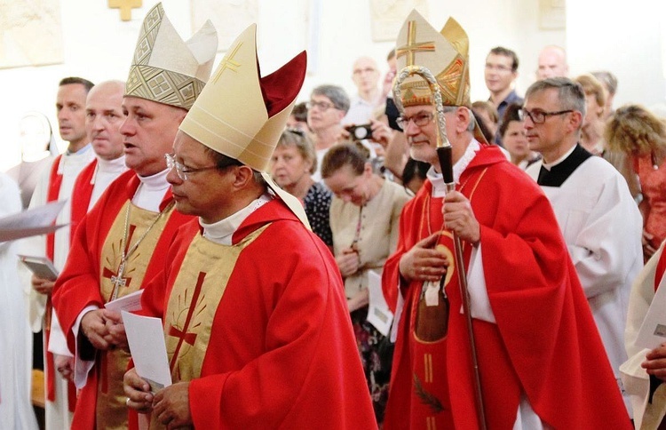 Abp Grzegorz Ryś, bp Piotr Greger i bp Clemens Pickel - przewodniczący Eucharystii ku czci św. Teresy Benedykty od Krzyża, w oświęcimskim Karmelu.