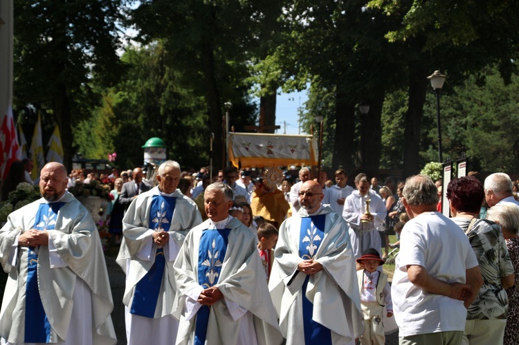 Procesja eucharystyczna na zakończenie Mszy św. odpustowej w Rychwałdzie 15 sierpnia.