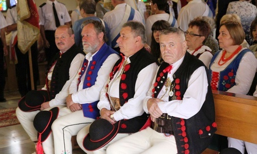 Górale żywieccy ze Zwiazku Podhalan także uczestnczyli w uroczystości w Pewli Wielkiej.
