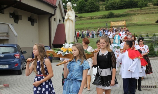 Procesja eucharystyczna podczas uroczystości odpustowej w Pewli Wielkiej.