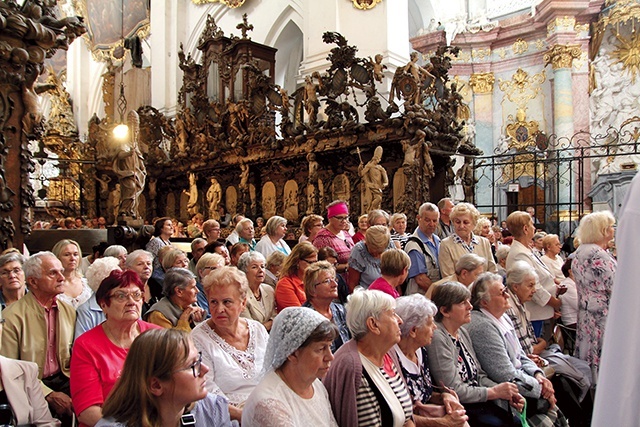 W maryjnym spotkaniu wzięło udział  ponad 1000 osób,  w tym ok. 50 kapłanów.