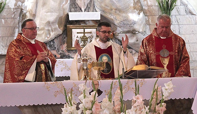 Relikwiarz na ołtarzu podczas Mszy św. W środku o. Arkadiusz Bąk, z lewej – ks. Jerzy Kolasiński, z prawej – ks. Krzysztof Spyra.