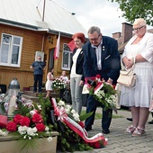 Wiązankę kwiatów przy kamieniu upamiętniającym kapłana składają  przedstawiciele Stowarzyszenia „Radomski Czerwiec ’76”.