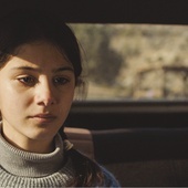 Havva (Helin Kandemir), podobnie jak jej siostry, wraca do rodzinnego domu.
