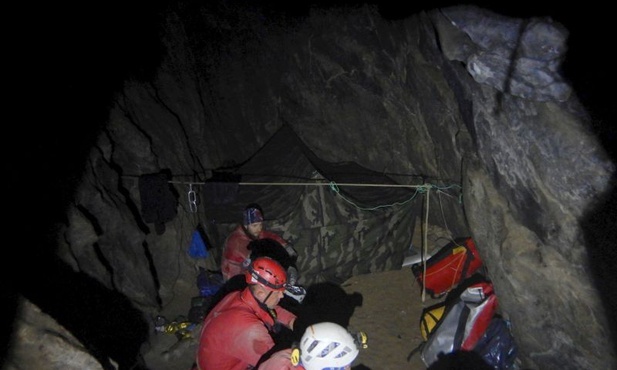 Akcja w Jaskini Wielkiej Śnieżnej. Ratownicy dotarli na dno trzymetrowej studzienki