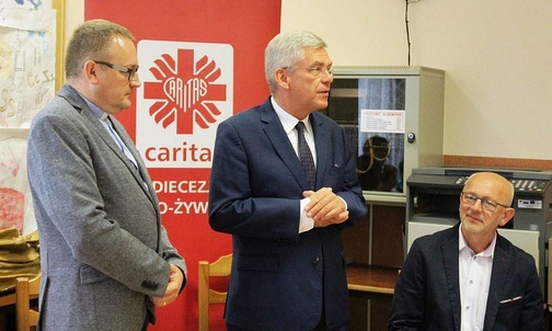 Od lewej: ks. Robert Kurpios, dyrektor bielsko-żywieckiej Caritas, marszałek Stanisław Karczewski i senator Andrzej Kamiński.