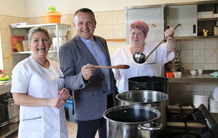 Inicjatorki "Chochli": Monika Dobija i Joanna Stefaniak oraz dyrektor bielsko-żywieckiej Caritas - ks. Robert Kurpios.