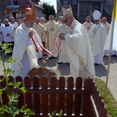 Kamień ustawiony przy dębie "Ludwik", który będzie żywą pamiątką obchodów, odsłonili biskupi Henryk Tomasik (z lewej) i Artur Miziński.