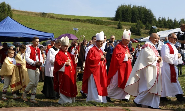 Biskupi: Piotr Greger, Tomáš Galis ze Słowacji oraz Martin David z Czech na Trzycatku.