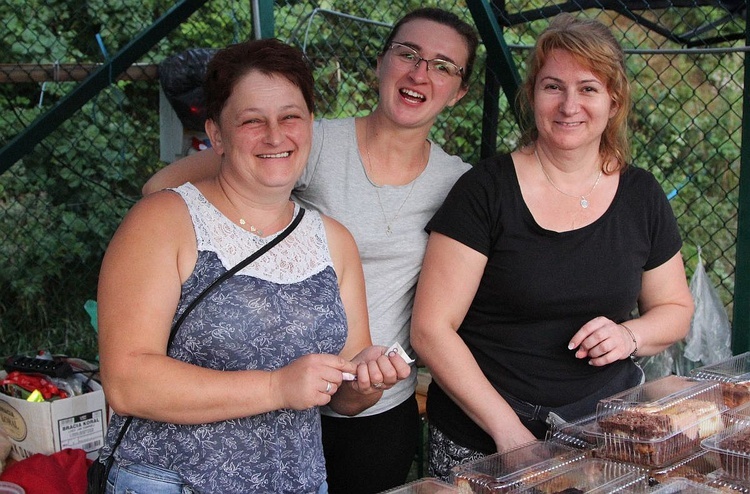 Beata Dyląg, Bernadeta Gajdzik i Monika Marek-Fica przy stoisku z frytkami i ciastami na Kamesznickich Dniach Trzeźwości.