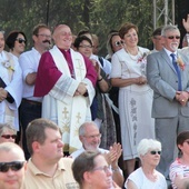 Biskupi Adrian Korczago, Piotr Greger i oficjalni goście dożynek ekumenicznych oglądali korowód ze specjalnej sceny.