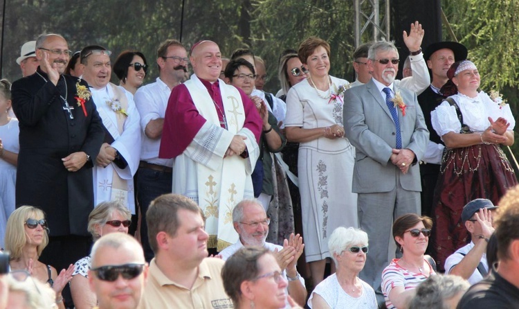 Biskupi Adrian Korczago, Piotr Greger i oficjalni goście dożynek ekumenicznych oglądali korowód ze specjalnej sceny.