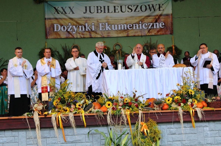 Duszpasterze katoliccy i ewangeliccy z biskupami Piotrem Gregerem i Adrianem Korczago podczas dożynkowego nabożeństwa ekumenicznego.