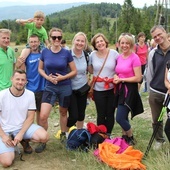 Na szczyty wielu wspinało się w gronie przyjaciół z grup, wspólnot i stowarzyszeń - na zdjęciu ogólnopolska reprezentacja "Sycharu" na Błatniej.