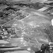 Na niemieckim zdjęciu lotniczym widać dokładnie leje po bombach, które spadły na lotnisko wojskowe w Rakowicach.