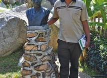 Madaraka Nyerere przy popiersiu upamiętniającym jego ojca, pierwszego prezydenta Tanzanii