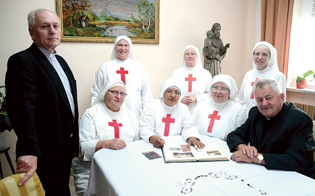 Dla kamilianek i zaprzyjaźnionych księży jubileusz jest okazją do wspomnień i wdzięczności.