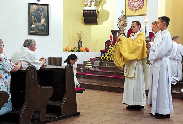 Parafianie uczestniczyli w nabożeństwach i Mszach św., prosząc pustelnika o orędownictwo.