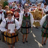 Zespół muzyczny koła gospodyń wiejskich z Radzić Dużych z tegorocznym wieńcem dożynkowym.