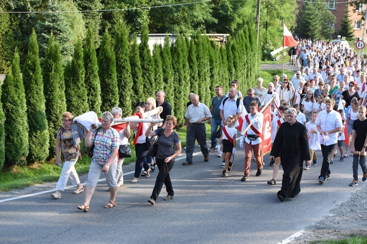 Krzyż owinięty w biało-czerwoną flagę niosły m.in. kobiety.