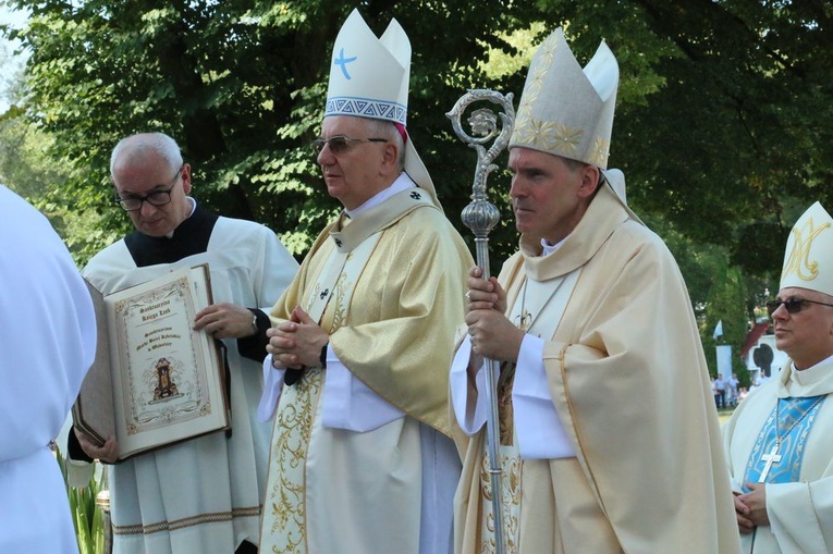 Bp Krzysztof Nitkiewicz, abp Stanisław Budzik i ks. Jerzy Ważny z księgą łask.