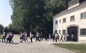 Młodzi w byłym obozie koncentracyjnym w Dachau