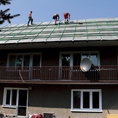 ▼	Prace przy remoncie dachu idą pełną parą.