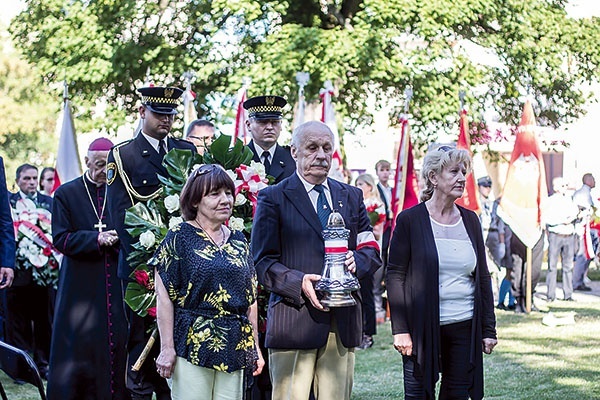 ▲	Kombatanci, przedstawiciele władz, młodzież oraz mieszkańcy Olsztyna złożyli pod pomnikiem kwiaty w hołdzie poległym.