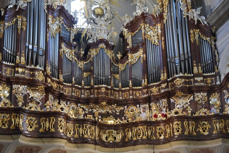 Organy w Bardzie są jednymi z największych na Dolnym Śląsku.